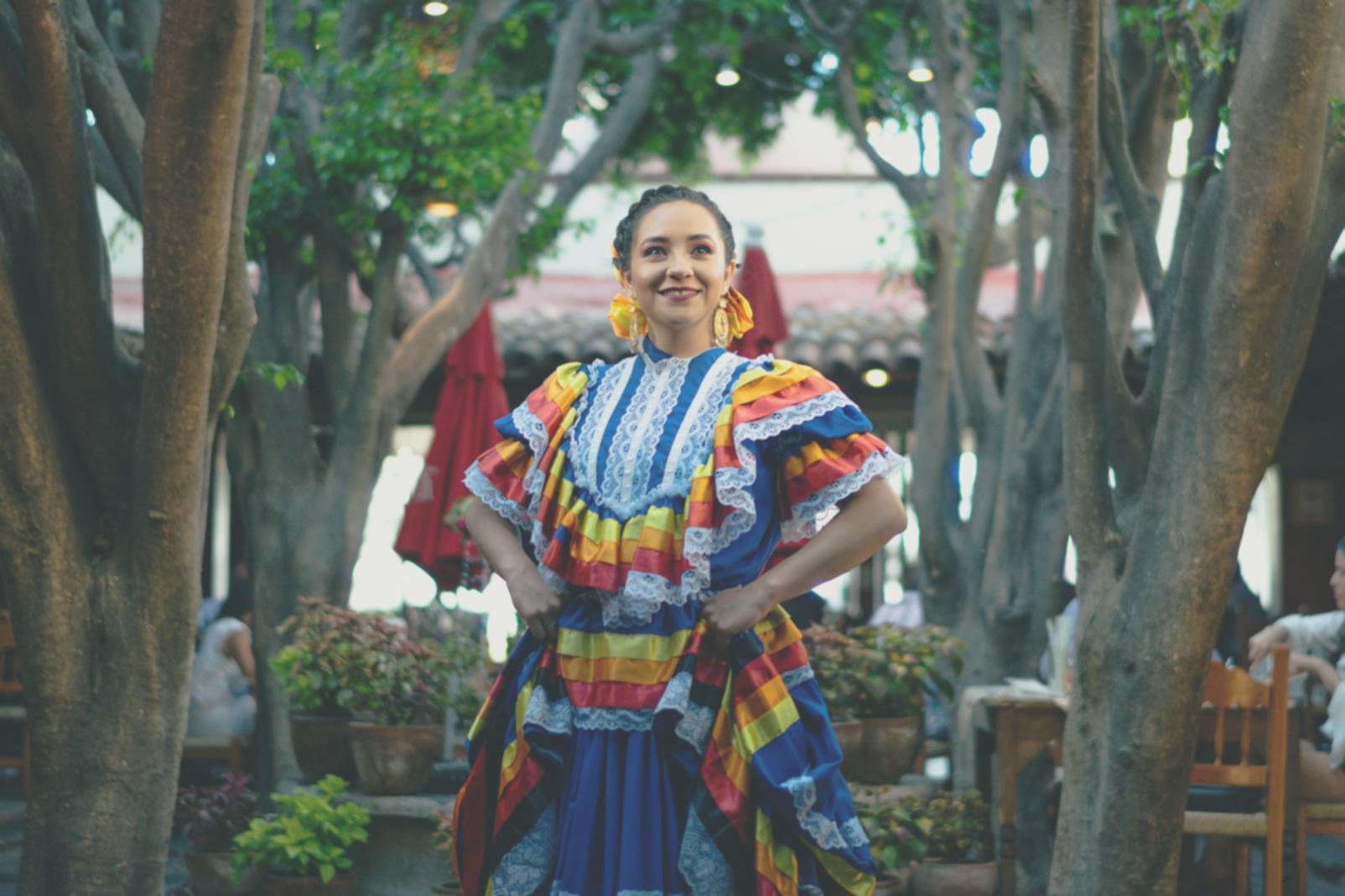 Ballerini che si supportano durante una sessione di pratica collaborativa